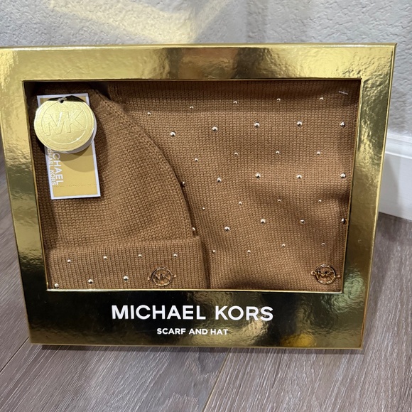 New ✨ Michael Kors Scarf & Hat Gift Set – Camel / Gold-Tone Accents ✨ - Picture 6 of 6